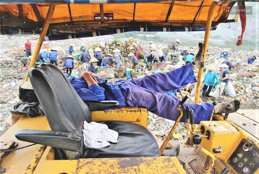 Phận đời những người mẹ bới rác tìm cơm tại bãi rác lớn nhất Đà Nẵng: Kiếm từng đồng nuôi con học Đại học - Ảnh 14.