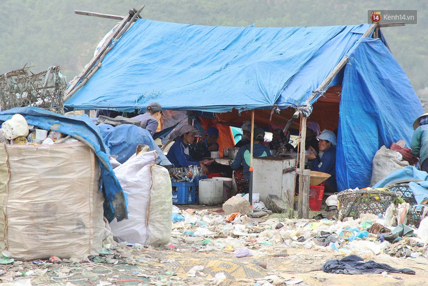 Phận đời những người mẹ bới rác tìm cơm tại bãi rác lớn nhất Đà Nẵng: Kiếm từng đồng nuôi con học Đại học - Ảnh 12.