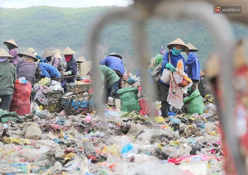 Phận đời những người mẹ bới rác tìm cơm tại bãi rác lớn nhất Đà Nẵng: Kiếm từng đồng nuôi con học Đại học - Ảnh 8.