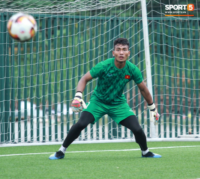 U18 Việt Nam hối hả tập luyện chuẩn bị cho giải Tứ h&ugrave;ng ở Trung Quốc - Ảnh 4.