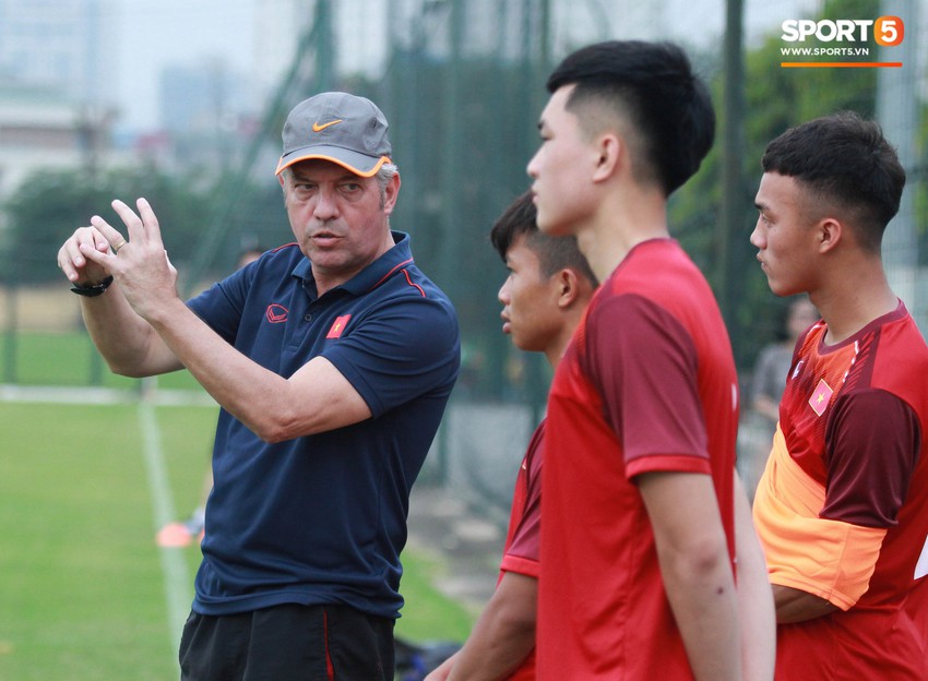 U18 Việt Nam hối hả tập luyện chuẩn bị cho giải Tứ hùng ở Trung Quốc - Ảnh 9.