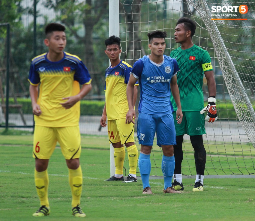 HLV trưởng U18 Việt Nam phản ứng cực gắt khi học trò không đá theo ý đồ ở trận gặp Phố Hiến FC  - Ảnh 5.