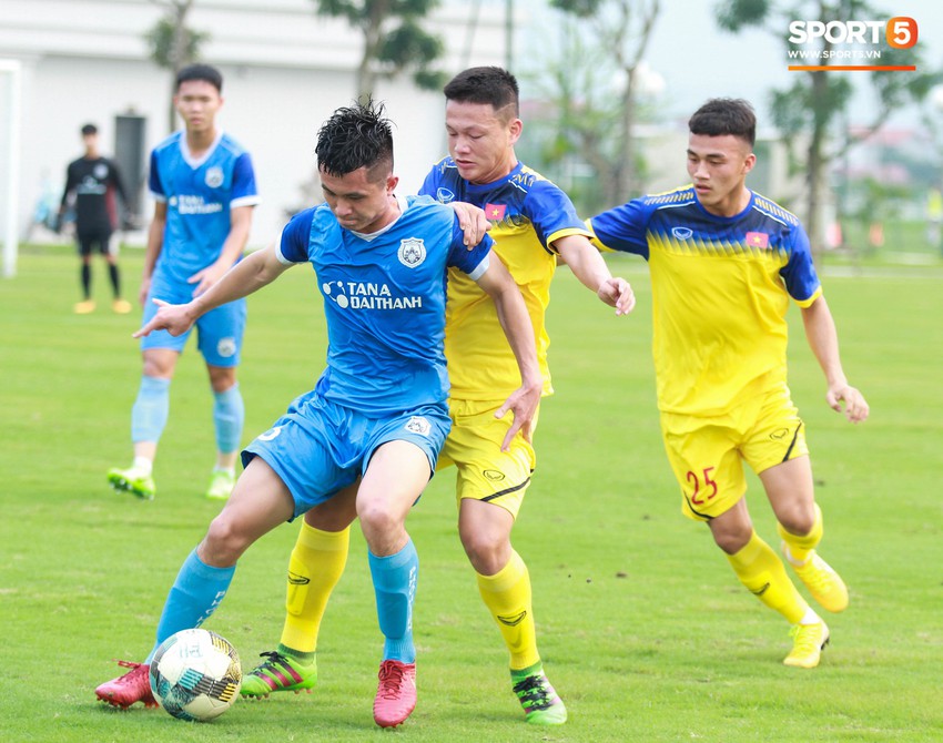 HLV trưởng U18 Việt Nam phản ứng cực gắt khi học trò không đá theo ý đồ ở trận gặp Phố Hiến FC  - Ảnh 1.