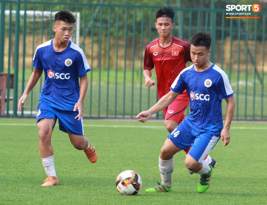 HLV Ho&agrave;ng Anh Tuấn lấy Quang Hải, Văn Hậu l&agrave;m tấm gương cho U18 Việt Nam - Ảnh 2.