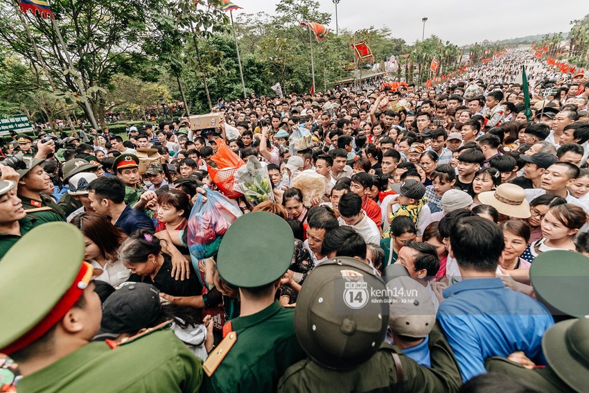 Chùm ảnh: Em nhỏ hoảng sợ khóc thét, được người nhà lôi kéo chen chúc giữa biển người tiến vào đền Hùng - Ảnh 11.