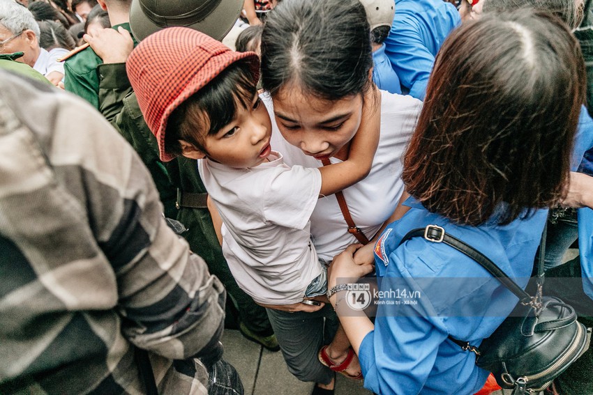 Chùm ảnh: Em nhỏ hoảng sợ khóc thét, được người nhà lôi kéo chen chúc giữa biển người tiến vào đền Hùng - Ảnh 12.