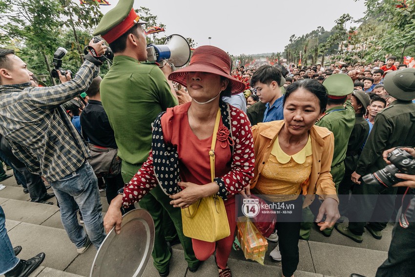 Chùm ảnh: Em nhỏ hoảng sợ khóc thét, được người nhà lôi kéo chen chúc giữa biển người tiến vào đền Hùng - Ảnh 23.