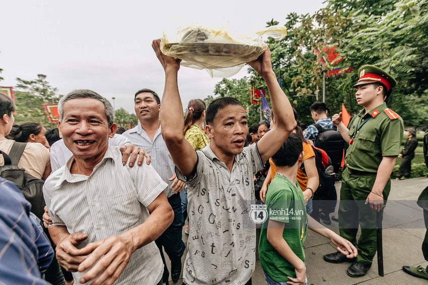 Chùm ảnh: Em nhỏ hoảng sợ khóc thét, được người nhà lôi kéo chen chúc giữa biển người tiến vào đền Hùng - Ảnh 15.