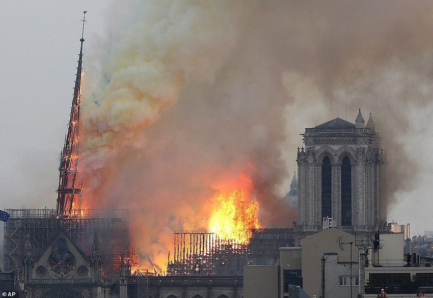 Những hình ảnh thảm khốc khi ngọn lửa lớn tàn phá Nhà thờ Đức Bà Paris tối 15/4 - Ảnh 9.