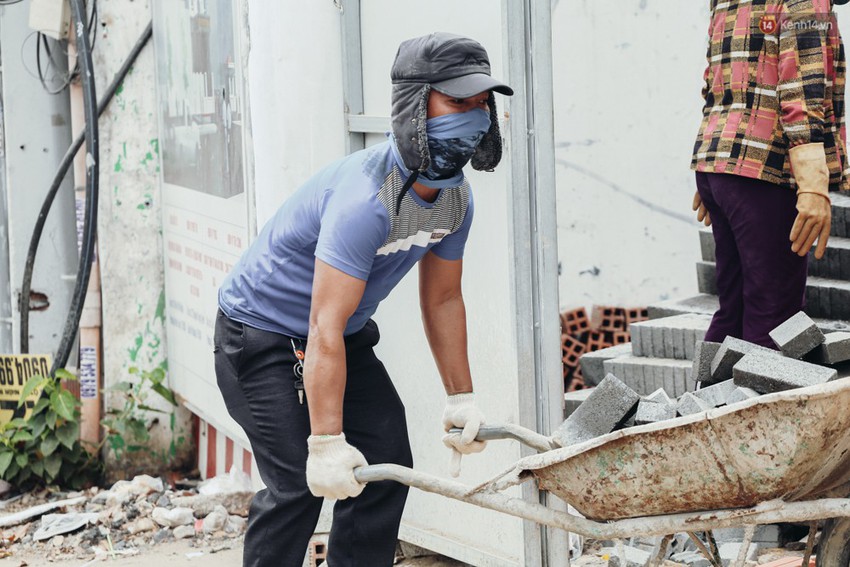 Người Sài Gòn nằm la liệt dưới bóng cây trên phố Nguyễn Huệ để trốn cái nóng hầm hập gần 40 độ C - Ảnh 13.