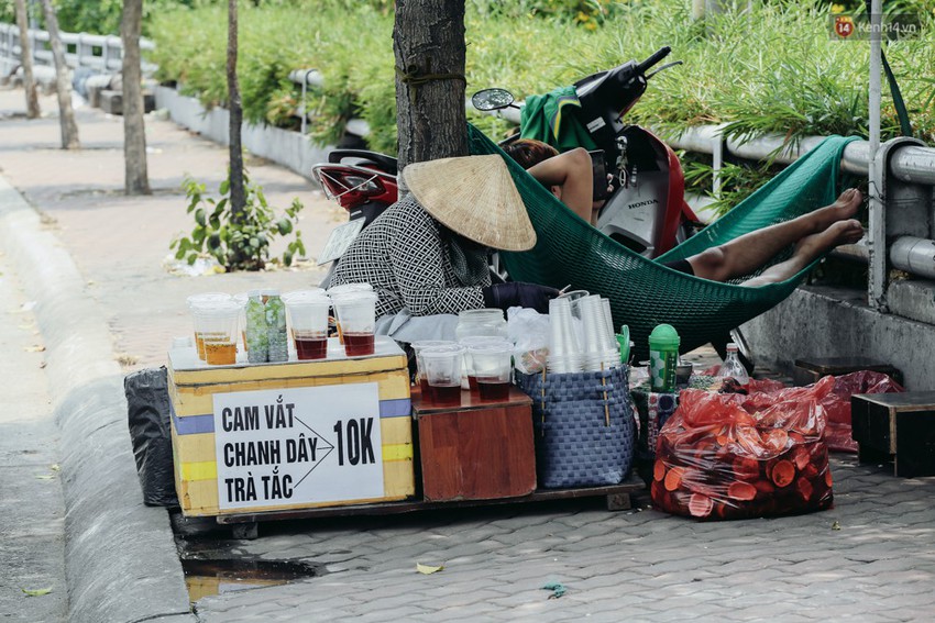 Người S&agrave;i G&ograve;n nằm la liệt dưới b&oacute;ng c&acirc;y tr&ecirc;n phố Nguyễn Huệ để trốn c&aacute;i n&oacute;ng hầm hập gần 40 độ C - Ảnh 8.