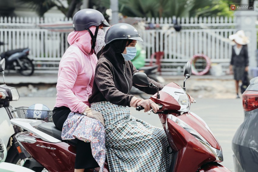 Người S&agrave;i G&ograve;n nằm la liệt dưới b&oacute;ng c&acirc;y tr&ecirc;n phố Nguyễn Huệ để trốn c&aacute;i n&oacute;ng hầm hập gần 40 độ C - Ảnh 3.