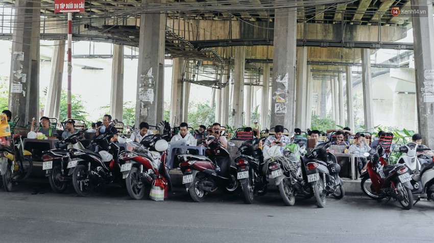Người S&agrave;i G&ograve;n nằm la liệt dưới b&oacute;ng c&acirc;y tr&ecirc;n phố Nguyễn Huệ để trốn c&aacute;i n&oacute;ng hầm hập gần 40 độ C - Ảnh 5.