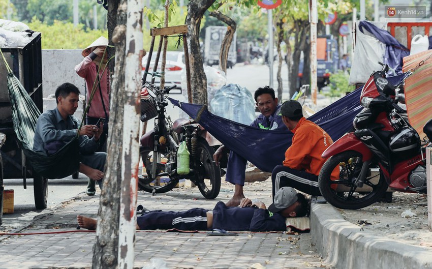 Người S&agrave;i G&ograve;n nằm la liệt dưới b&oacute;ng c&acirc;y tr&ecirc;n phố Nguyễn Huệ để trốn c&aacute;i n&oacute;ng hầm hập gần 40 độ C - Ảnh 4.