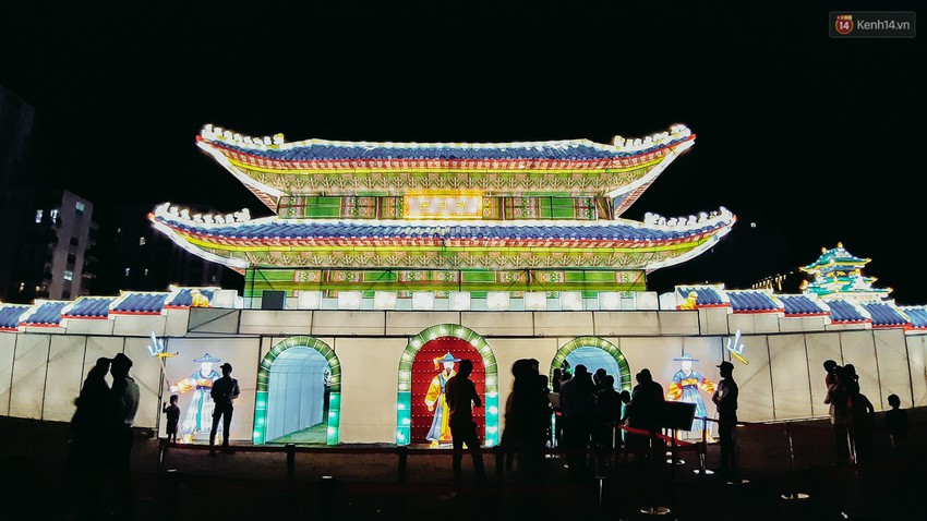 Người dân ùn ùn kéo đến check in tại lễ hội ánh sáng lần đầu tiên xuất hiện ở Sài Gòn - Ảnh 2.