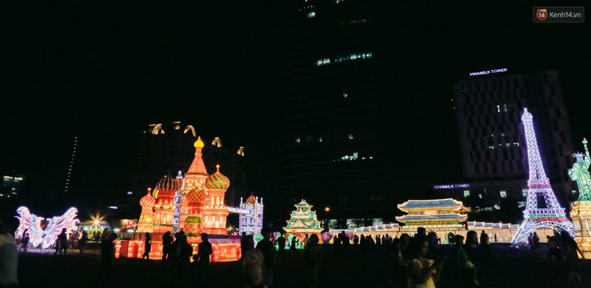 Người dân ùn ùn kéo đến check in tại lễ hội ánh sáng lần đầu tiên xuất hiện ở Sài Gòn - Ảnh 4.