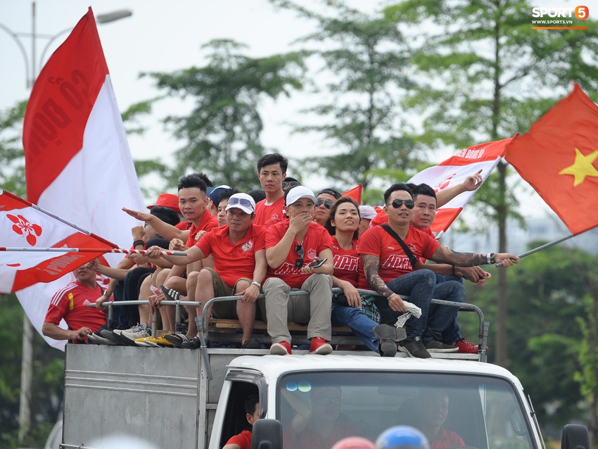 Tình yêu bóng đá của fan Hải Phòng khiến ai cũng phải trầm trồ, dù không cần chơi lớn  - Ảnh 3.