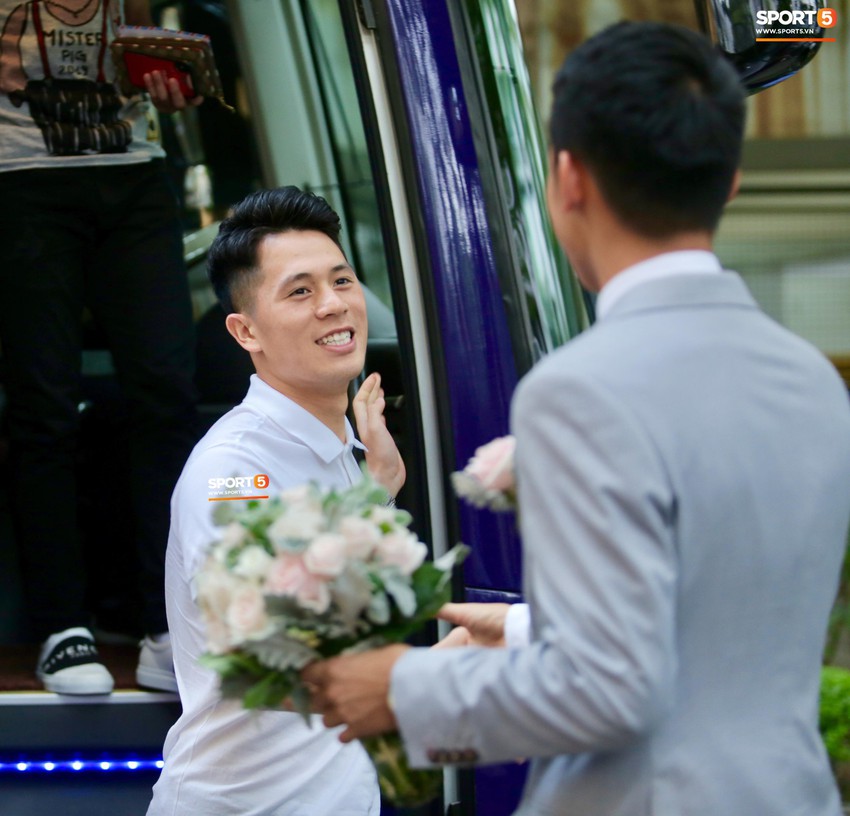 Dàn sao Hà Nội FC hóa soái ca áo trắng đến dự lễ cưới Hùng Dũng - Ảnh 2.