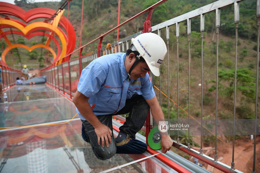 Cận cảnh chiếc cầu kính trong suốt tại Mộc Châu trước ngày khánh thành - Ảnh 13.