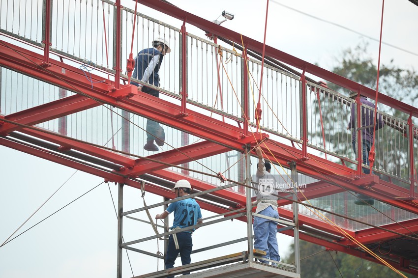 Cận cảnh chiếc cầu kính trong suốt tại Mộc Châu trước ngày khánh thành - Ảnh 17.