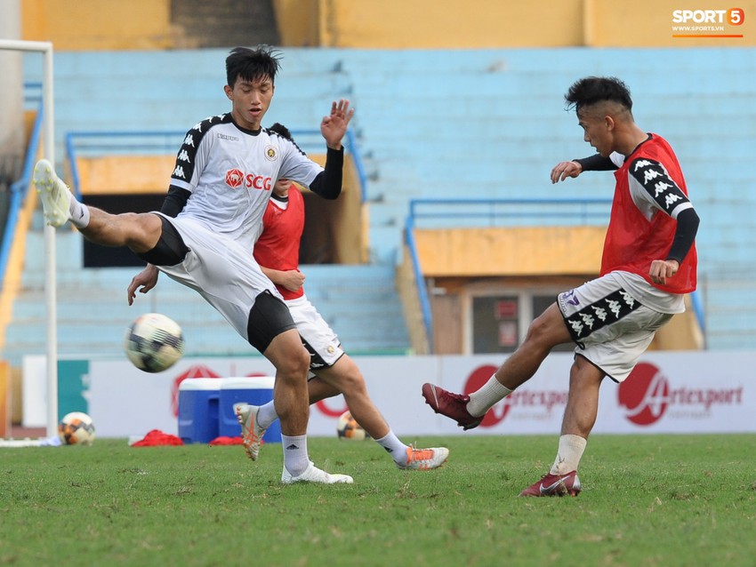 Thành Chung gặp khó trong giao tiếp với ngoại binh Hà Nội FC - Ảnh 1.