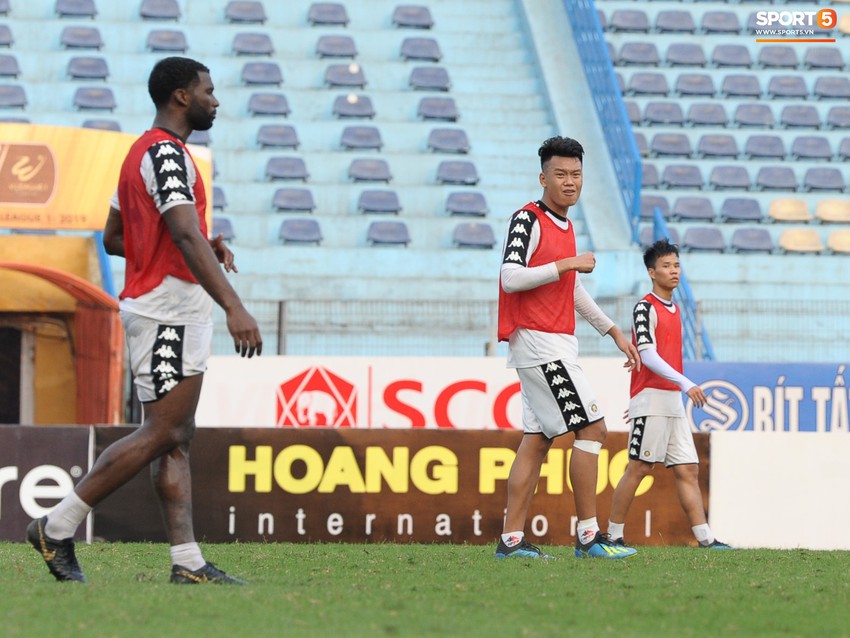 Th&agrave;nh Chung gặp kh&oacute; trong giao tiếp với ngoại binh H&agrave; Nội FC - Ảnh 3.