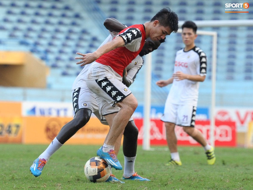 Th&agrave;nh Chung gặp kh&oacute; trong giao tiếp với ngoại binh H&agrave; Nội FC - Ảnh 6.