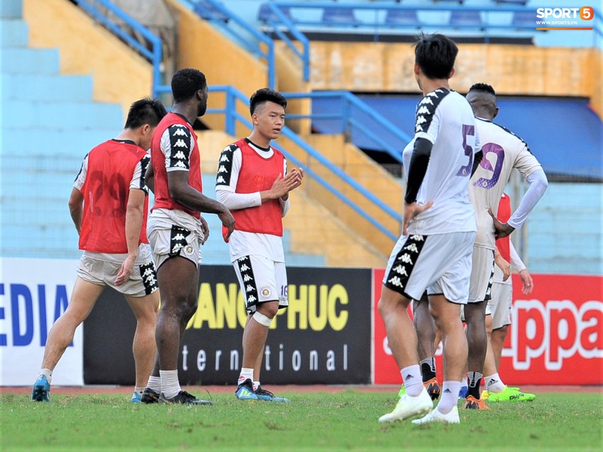Th&agrave;nh Chung gặp kh&oacute; trong giao tiếp với ngoại binh H&agrave; Nội FC - Ảnh 2.