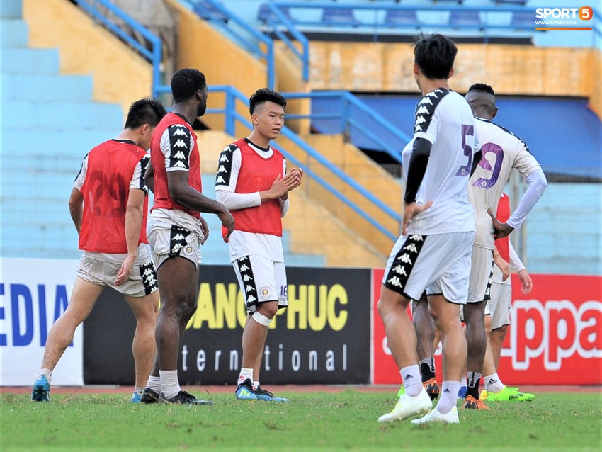 Thành Chung gặp khó trong giao tiếp với ngoại binh Hà Nội FC - Ảnh 2.