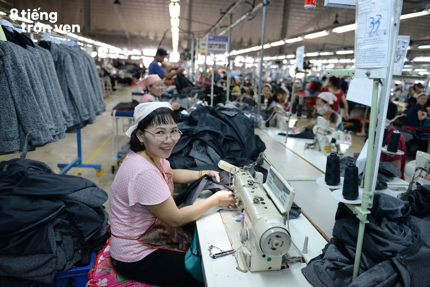 8 tiếng trọn vẹn - Bộ ảnh đầy cảm x&uacute;c về cuộc sống mưu sinh hối hả của những c&ocirc;ng nh&acirc;n S&agrave;i G&ograve;n sau giờ tan ca - Ảnh 1.