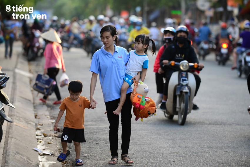 8 tiếng trọn vẹn - Bộ ảnh đầy cảm xúc về cuộc sống mưu sinh hối hả của những công nhân Sài Gòn sau giờ tan ca - Ảnh 8.