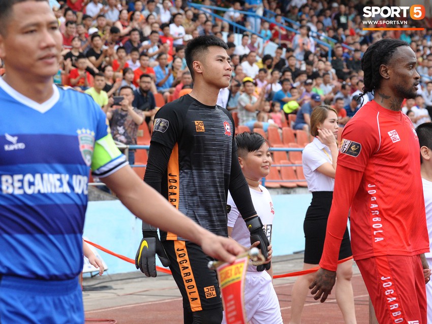 Thủ thành U23 Việt Nam duy trì phong độ ấn tượng giúp đội nhà ngược dòng trước CLB Bình Dương - Ảnh 1.