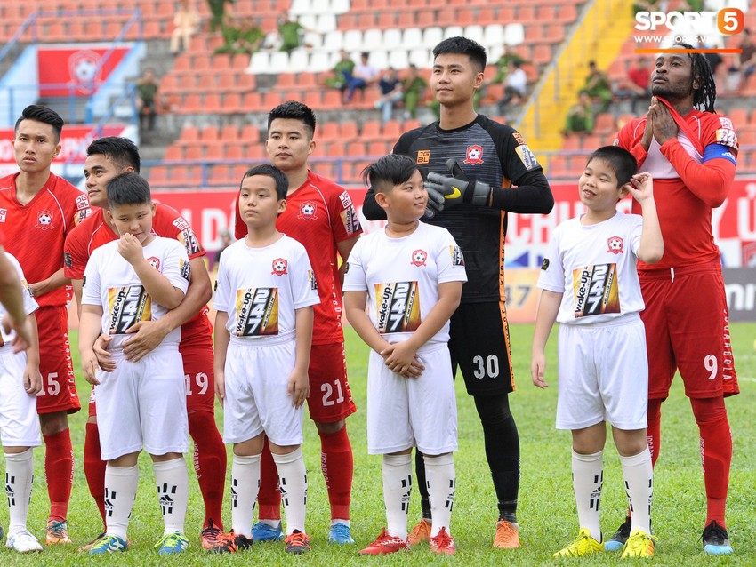 Thủ thành U23 Việt Nam duy trì phong độ ấn tượng giúp đội nhà ngược dòng trước CLB Bình Dương - Ảnh 3.