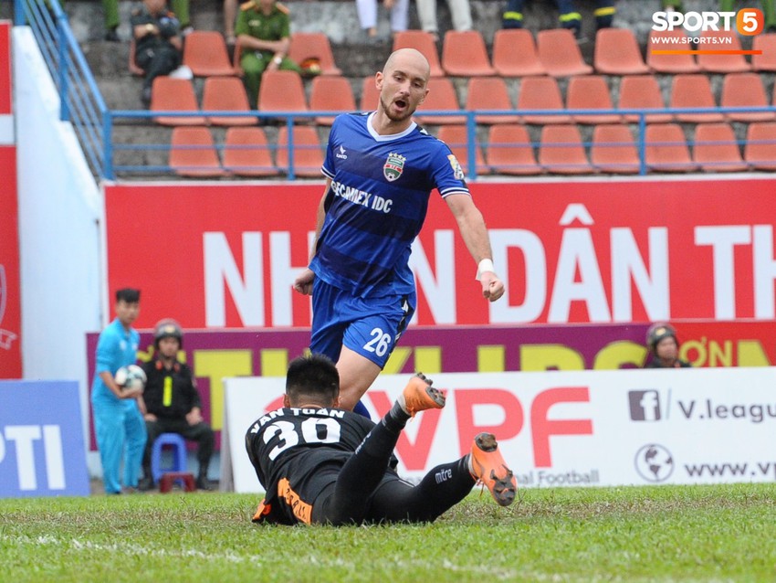 Thủ th&agrave;nh U23 Việt Nam duy tr&igrave; phong độ ấn tượng gi&uacute;p đội nh&agrave; ngược d&ograve;ng trước CLB B&igrave;nh Dương - Ảnh 5.