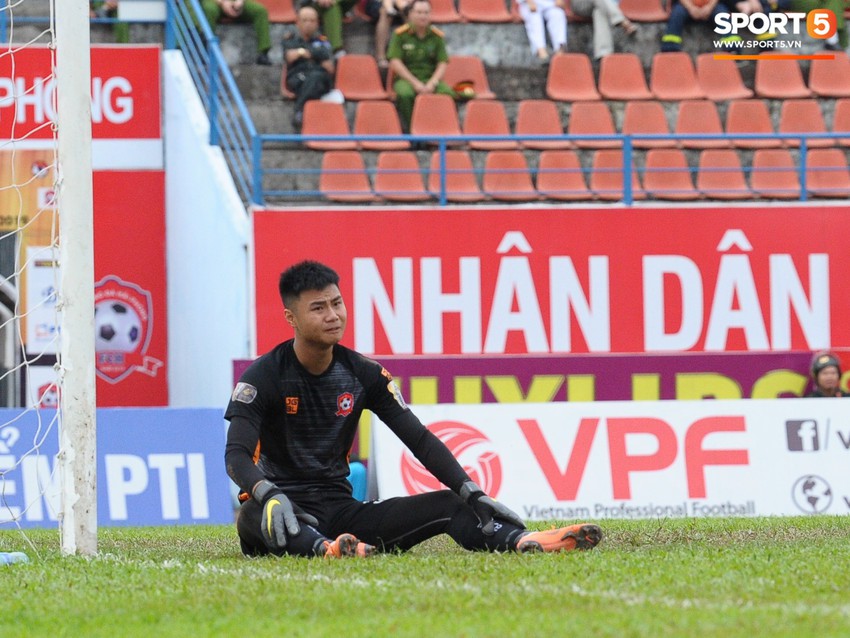 Thủ thành U23 Việt Nam duy trì phong độ ấn tượng giúp đội nhà ngược dòng trước CLB Bình Dương - Ảnh 6.