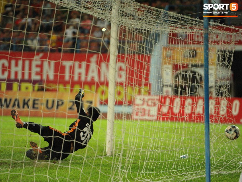 Thủ th&agrave;nh U23 Việt Nam duy tr&igrave; phong độ ấn tượng gi&uacute;p đội nh&agrave; ngược d&ograve;ng trước CLB B&igrave;nh Dương - Ảnh 8.
