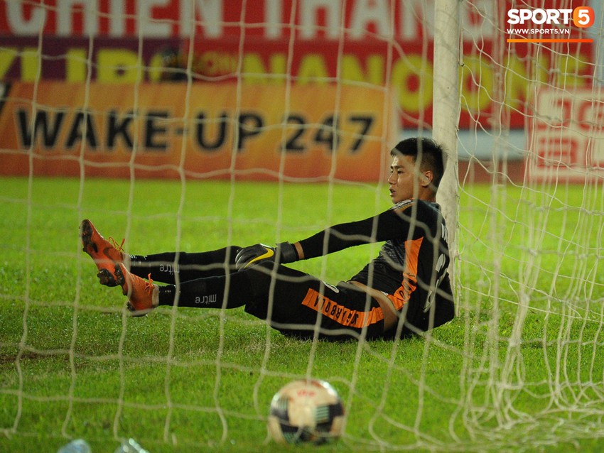 Thủ th&agrave;nh U23 Việt Nam duy tr&igrave; phong độ ấn tượng gi&uacute;p đội nh&agrave; ngược d&ograve;ng trước CLB B&igrave;nh Dương - Ảnh 9.