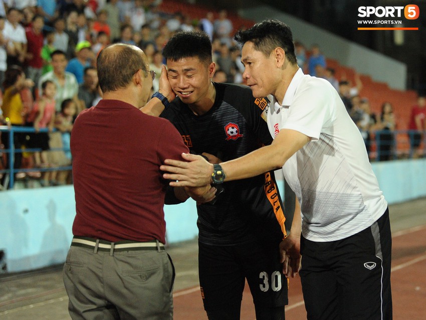 Thủ th&agrave;nh U23 Việt Nam duy tr&igrave; phong độ ấn tượng gi&uacute;p đội nh&agrave; ngược d&ograve;ng trước CLB B&igrave;nh Dương - Ảnh 13.