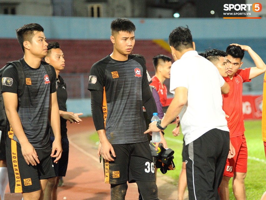 Thủ thành U23 Việt Nam duy trì phong độ ấn tượng giúp đội nhà ngược dòng trước CLB Bình Dương - Ảnh 11.