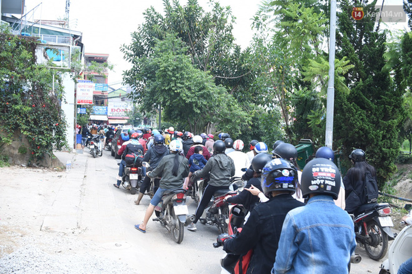 Chùm ảnh: Đà Lạt tắc cứng mọi ngả đường trong ngày đầu của kỳ nghỉ lễ 30/4 - Ảnh 12.