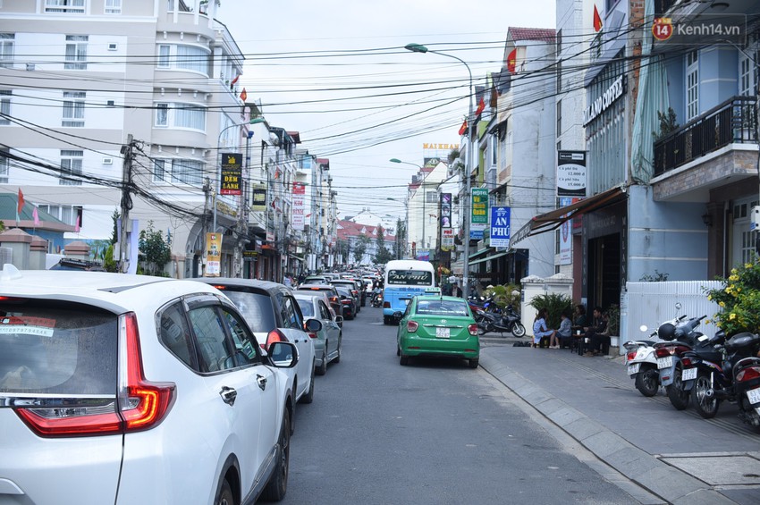 Chùm ảnh: Đà Lạt tắc cứng mọi ngả đường trong ngày đầu của kỳ nghỉ lễ 30/4 - Ảnh 10.