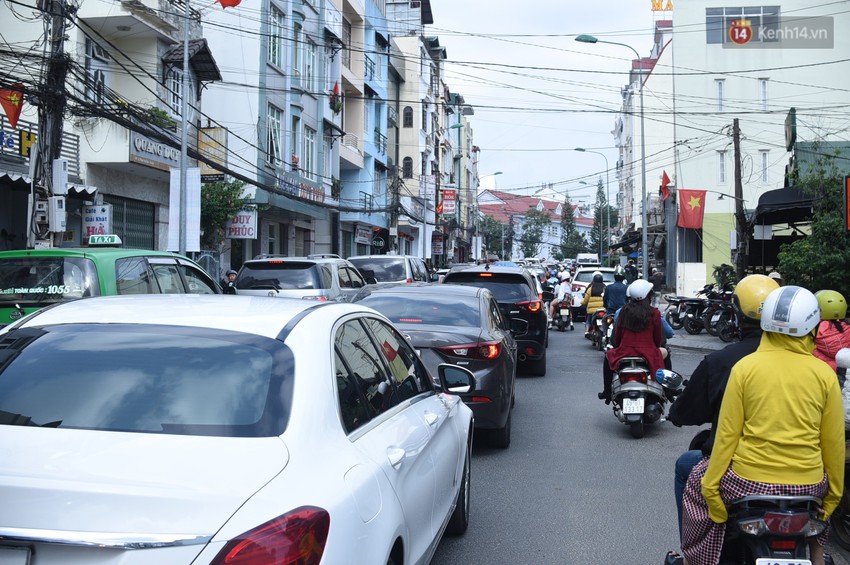 Chùm ảnh: Đà Lạt tắc cứng mọi ngả đường trong ngày đầu của kỳ nghỉ lễ 30/4 - Ảnh 11.