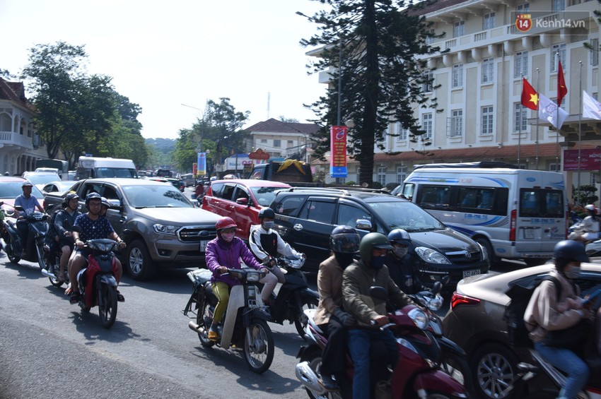 Chùm ảnh: Đà Lạt tắc cứng mọi ngả đường trong ngày đầu của kỳ nghỉ lễ 30/4 - Ảnh 3.