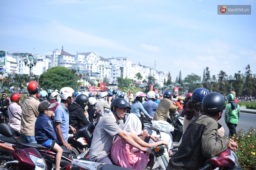 Chùm ảnh: Đà Lạt tắc cứng mọi ngả đường trong ngày đầu của kỳ nghỉ lễ 30/4 - Ảnh 4.