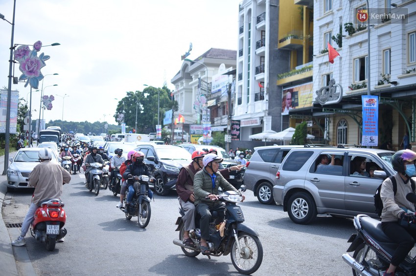 Chùm ảnh: Đà Lạt tắc cứng mọi ngả đường trong ngày đầu của kỳ nghỉ lễ 30/4 - Ảnh 5.