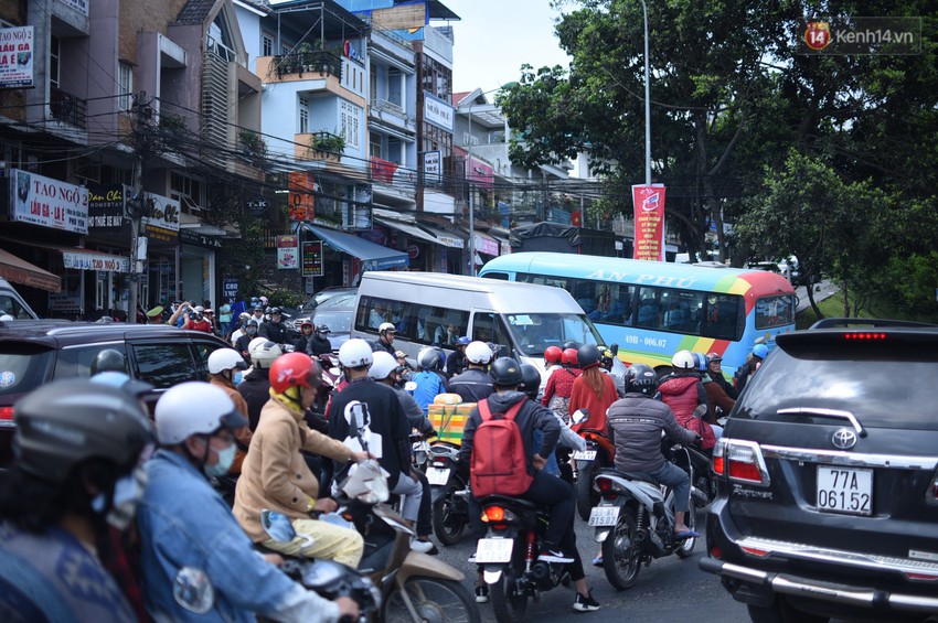 Chùm ảnh: Đà Lạt tắc cứng mọi ngả đường trong ngày đầu của kỳ nghỉ lễ 30/4 - Ảnh 1.