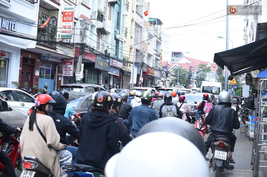 Chùm ảnh: Đà Lạt tắc cứng mọi ngả đường trong ngày đầu của kỳ nghỉ lễ 30/4 - Ảnh 8.