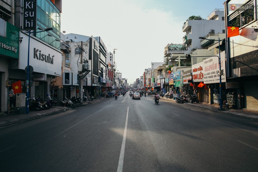 Sài Gòn bình yên lạ thường, đường phố vắng bóng phương tiện trong những ngày nghỉ lễ 30/4 - 1/5 - Ảnh 15.