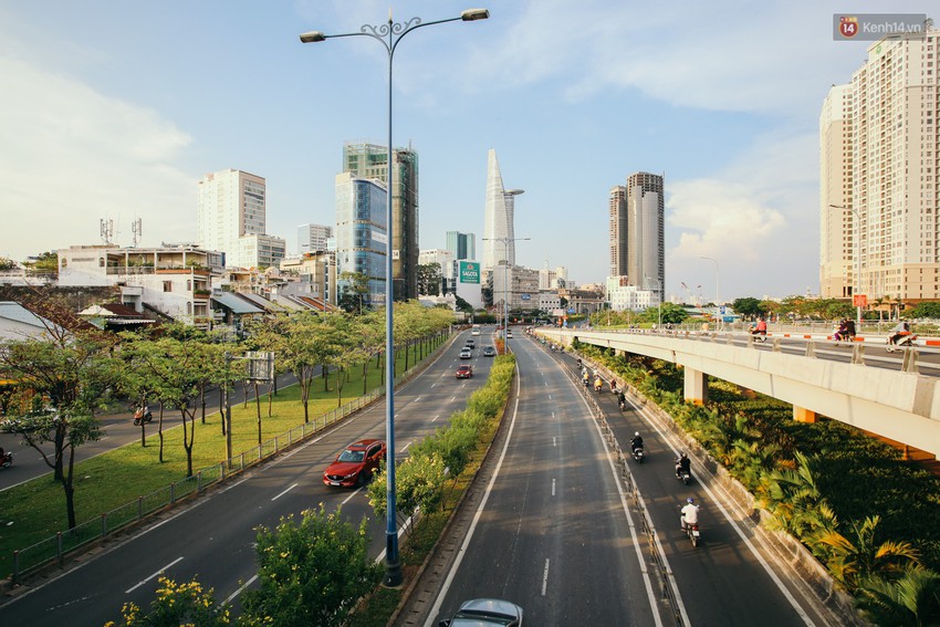 Sài Gòn bình yên lạ thường, đường phố vắng bóng phương tiện trong những ngày nghỉ lễ 30/4 - 1/5 - Ảnh 1.