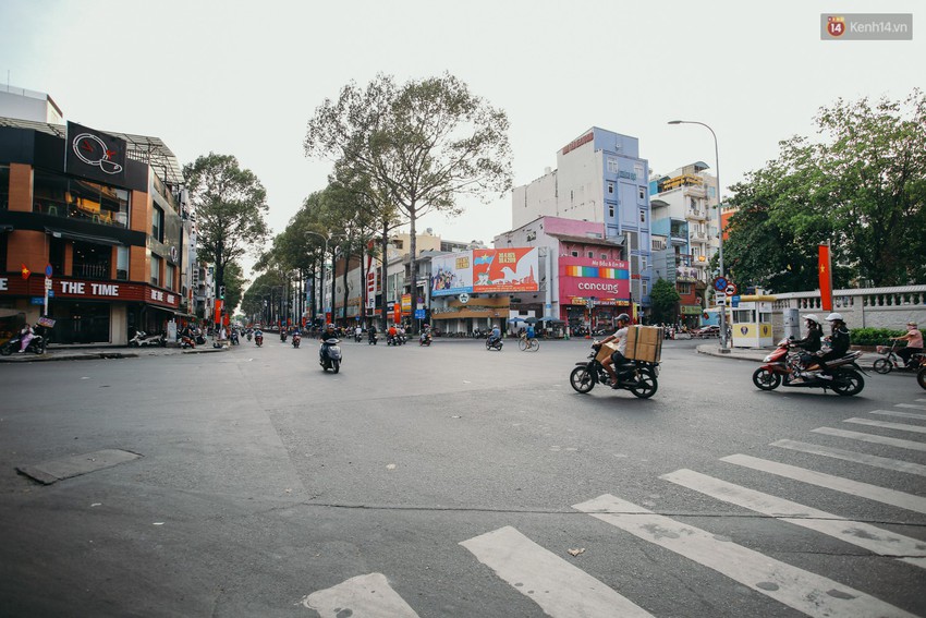 Sài Gòn bình yên lạ thường, đường phố vắng bóng phương tiện trong những ngày nghỉ lễ 30/4 - 1/5 - Ảnh 14.